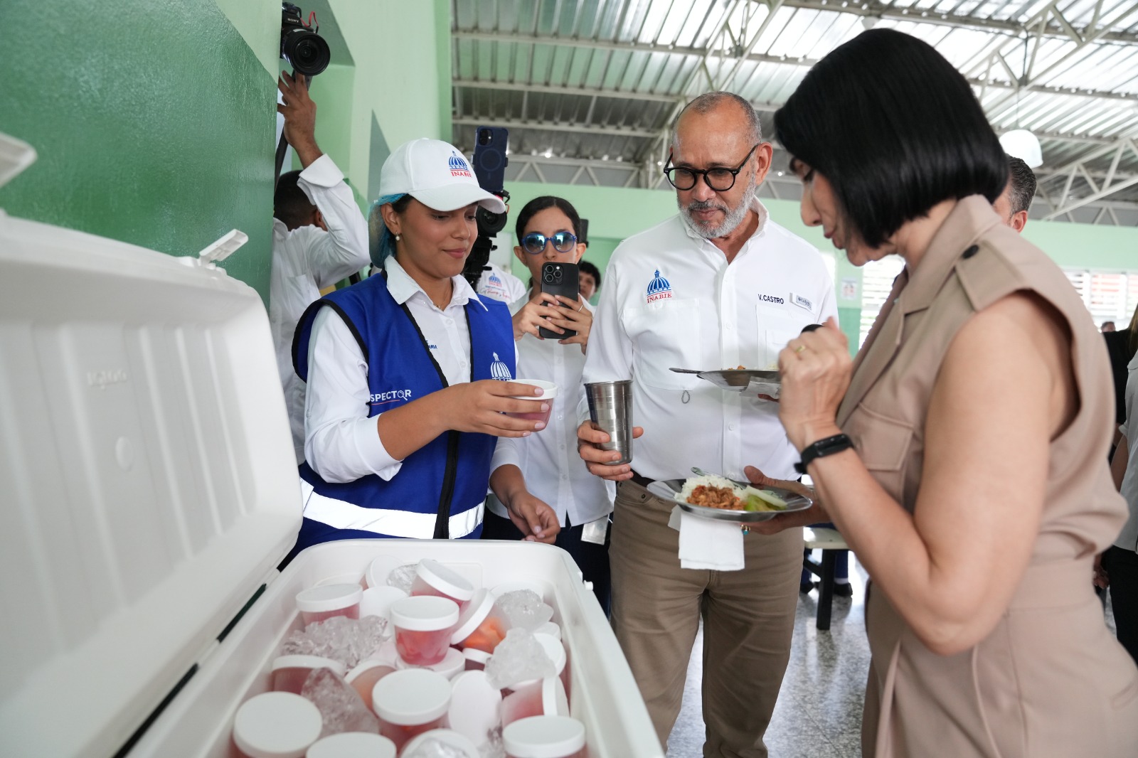 Primera dama almuerza con estudiantes; pondera impacto del Programa de Alimentación Escolar