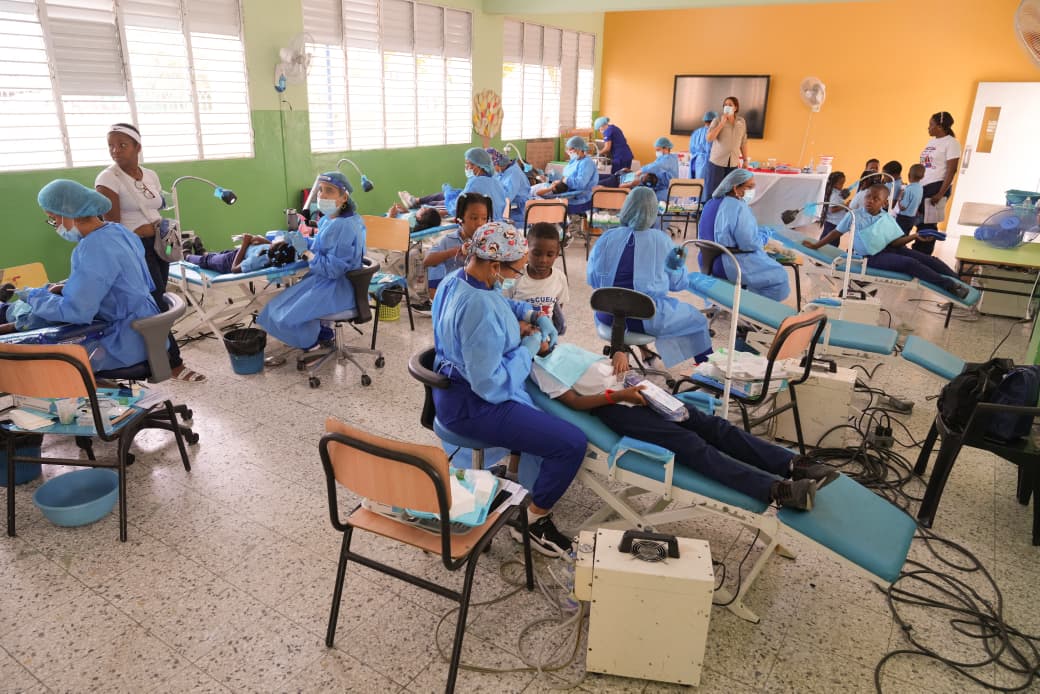 El INABIE interviene Sabana Perdida con jornada de salud en beneficio de más de 1,000 estudiantes