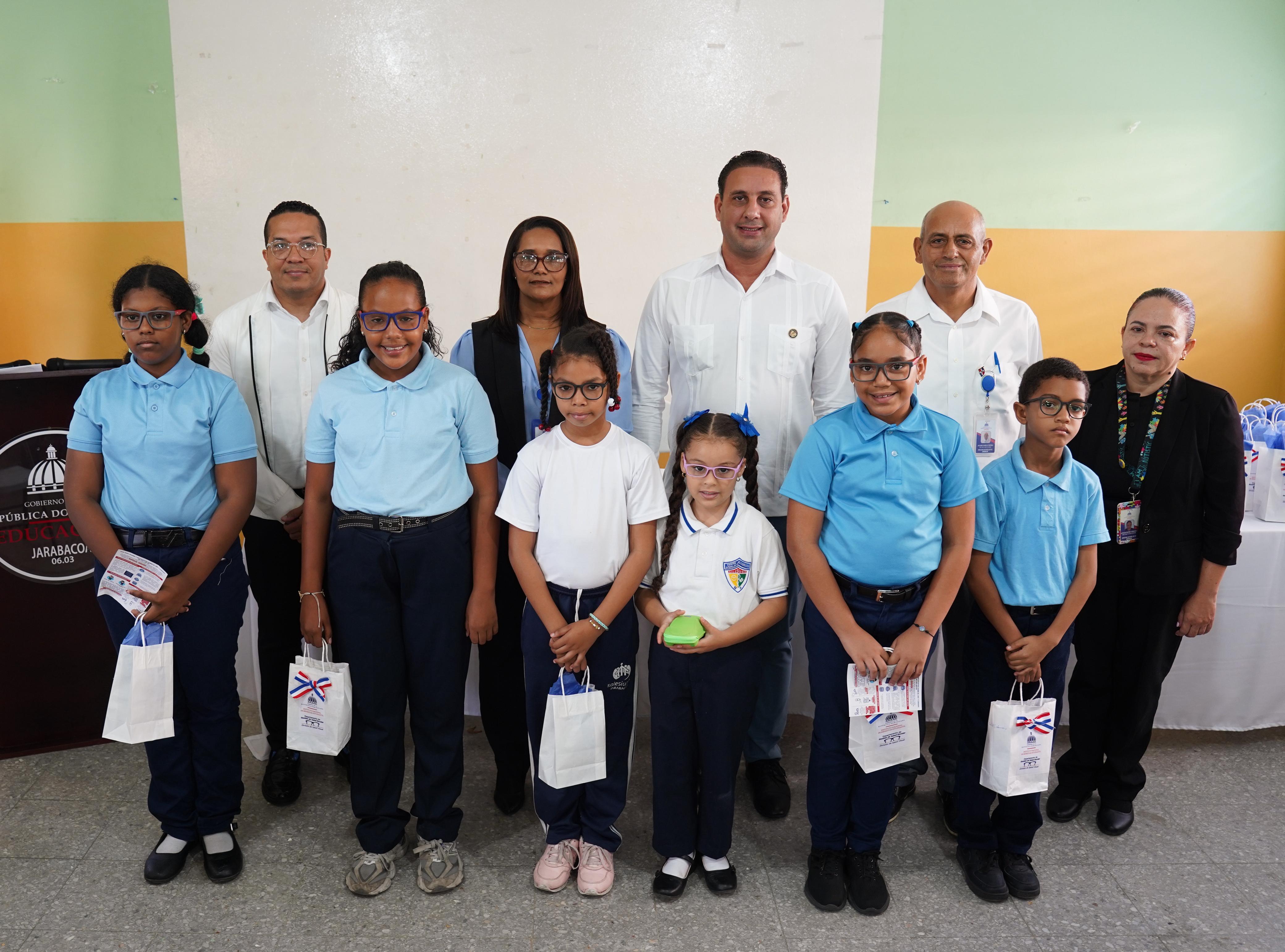 El INABIE mejora la calidad de vida de 302 estudiantes de Jarabacoa con la entrega de lentes correctivos