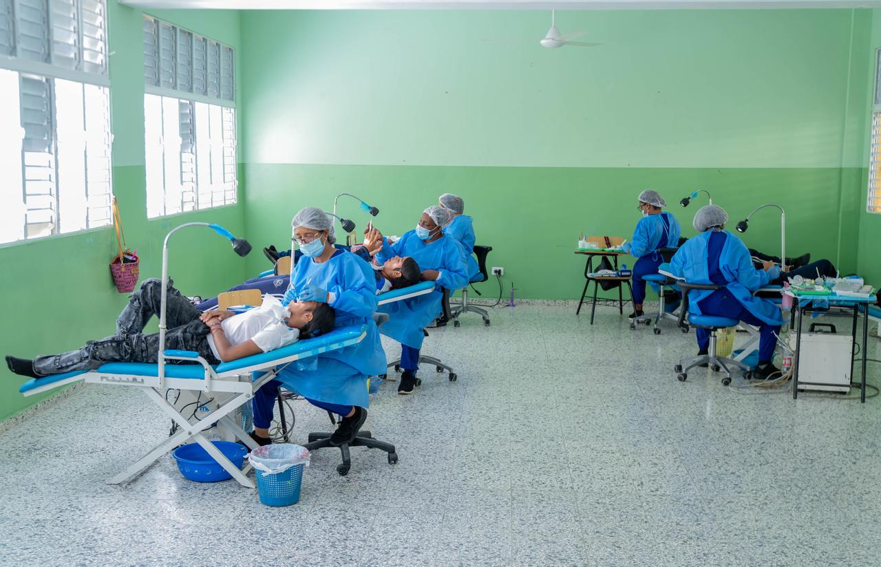 Más de 650 estudiantes de La Vega recibieron atenciones de salud durante jornada del INABIE