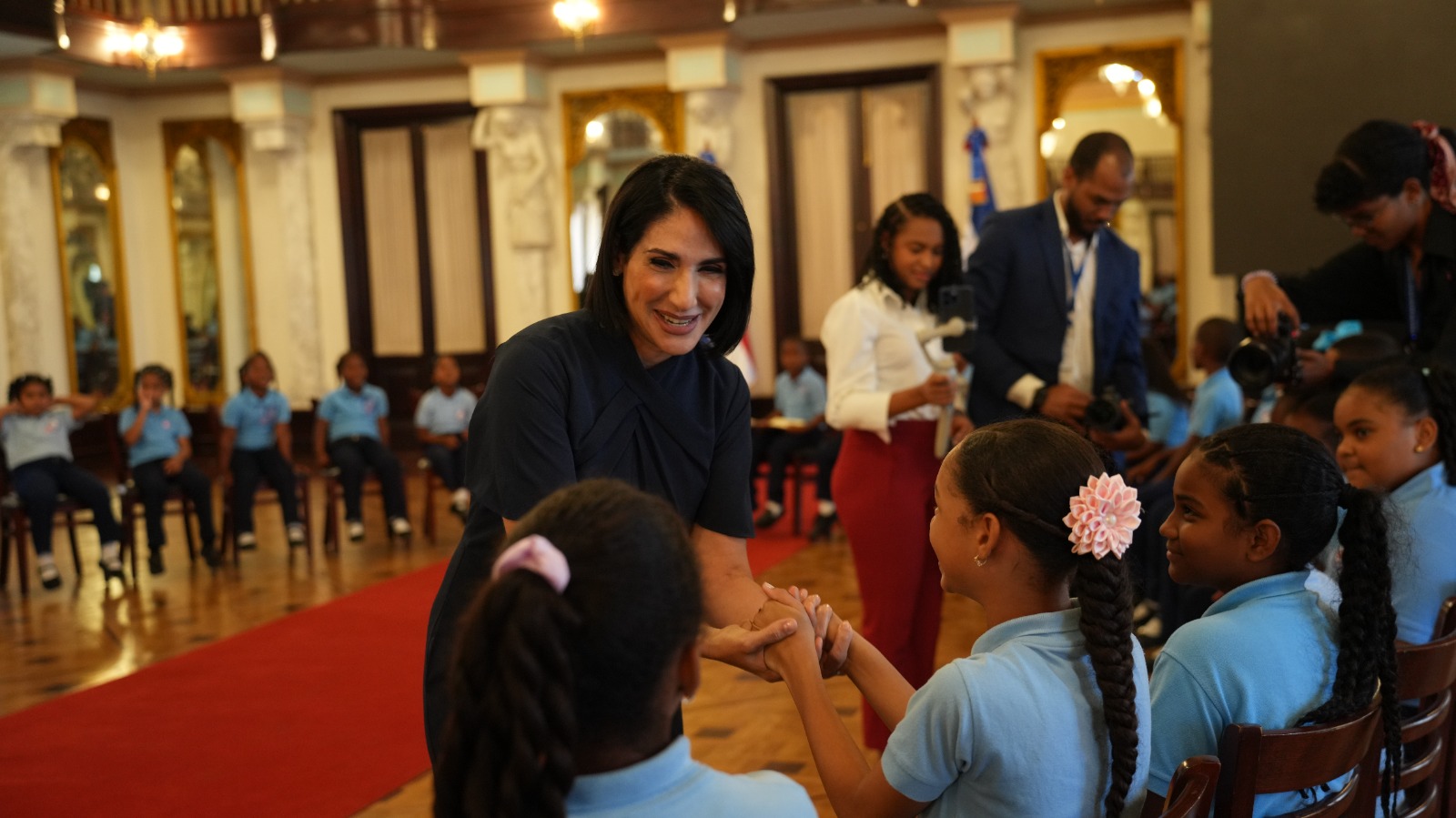 Primera dama recibe en el Palacio Nacional a estudiantes con quienes compartió el almuerzo escolar