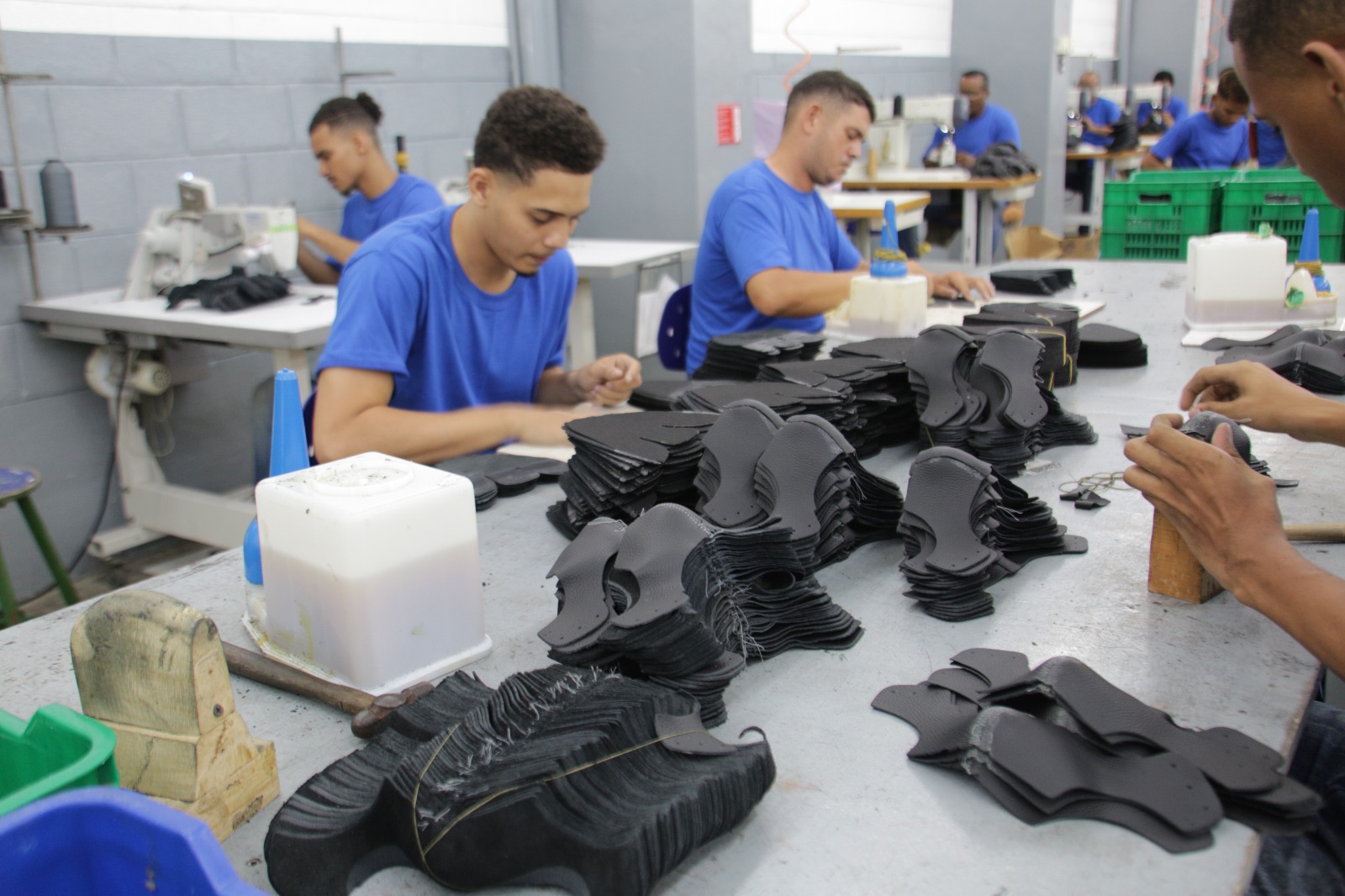 Universalización de la utilería escolar por parte de INABIE dinamiza industria textil y de calzados