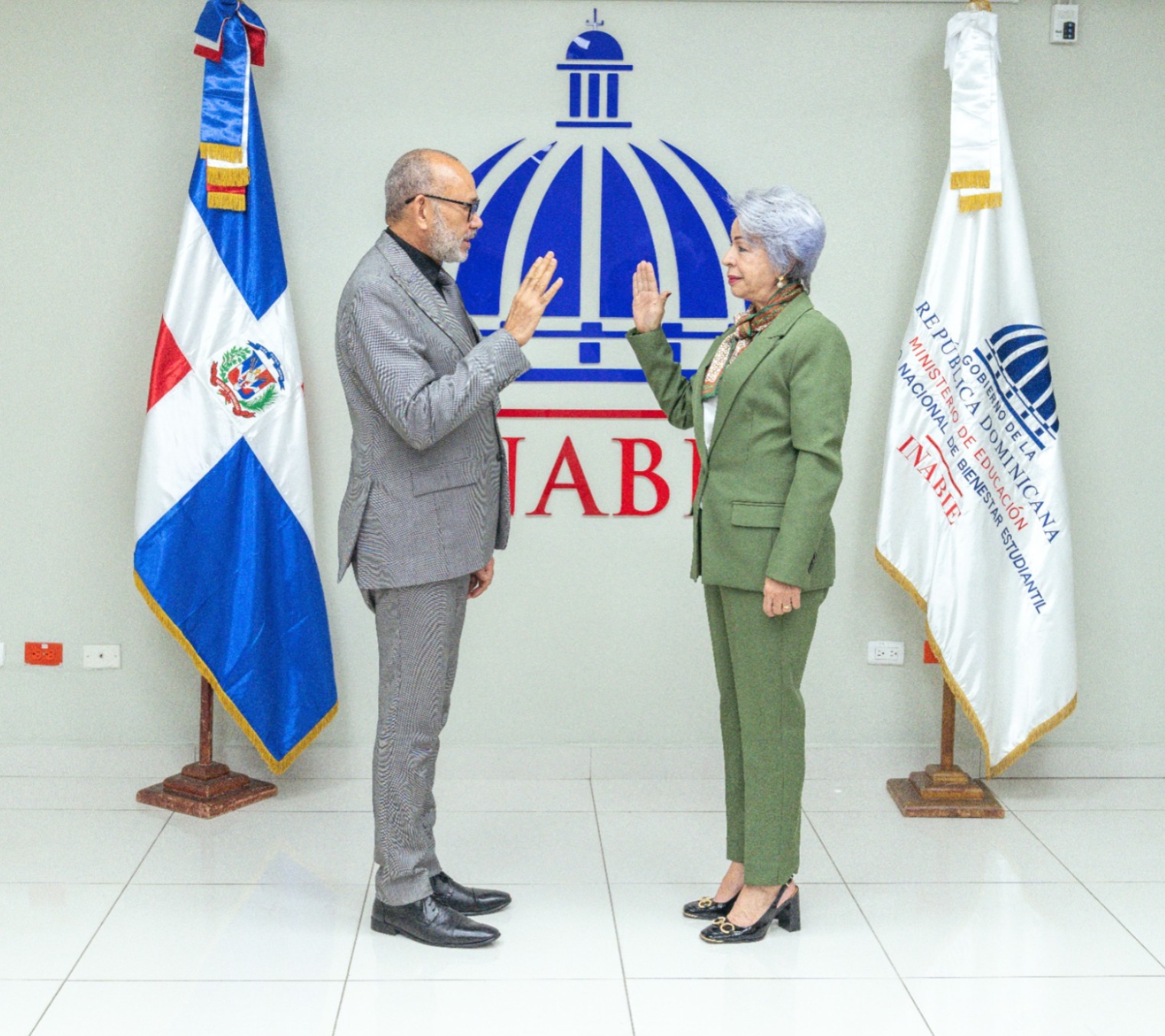 Víctor Castro juramenta a Mercedes Pérez Ceballos como subdirectora del INABIE