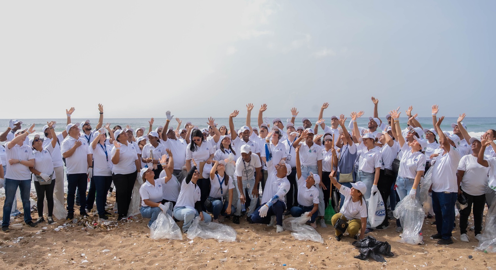 Guardianes del Medio Ambiente: de INABIE retiran  más de 1,400 libras de residuos durante jornada de limpieza en Playa Güibia