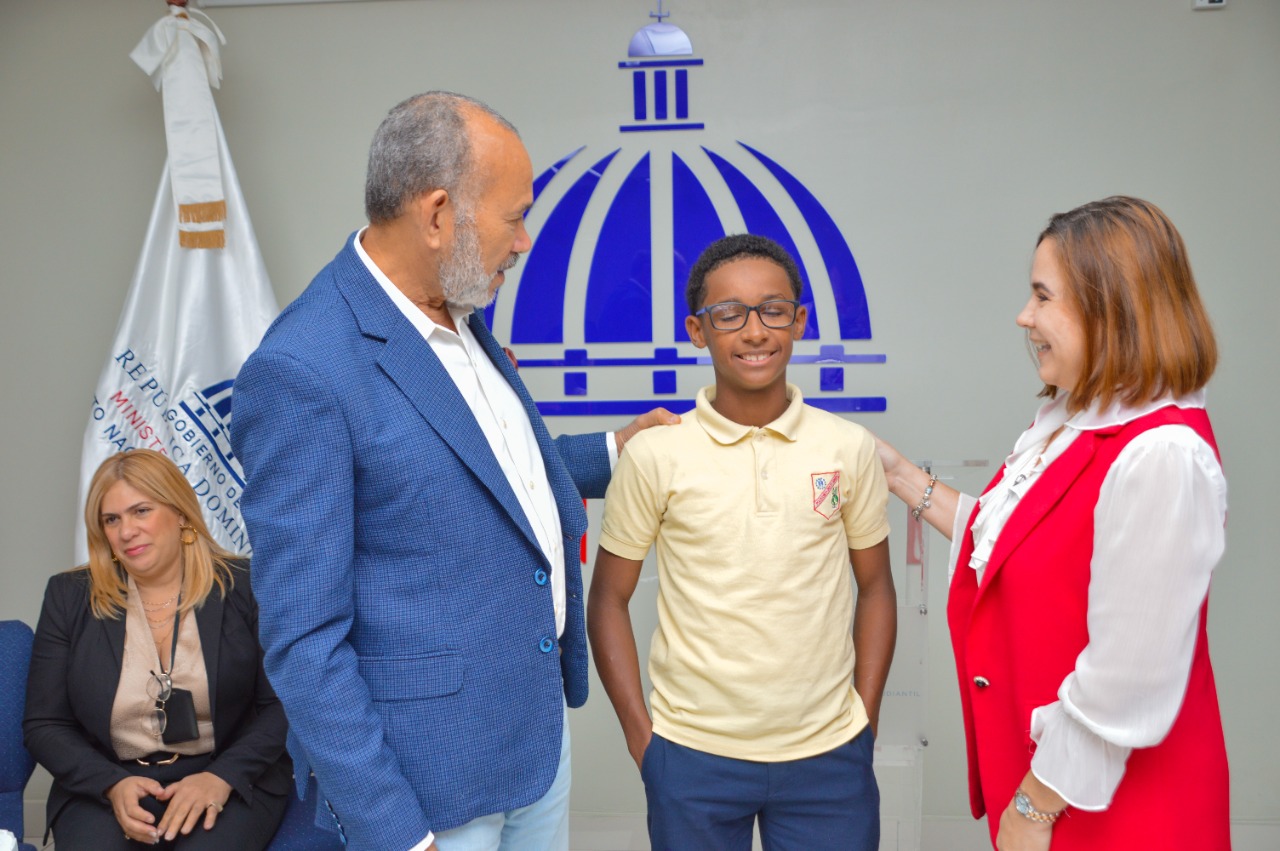 INABIE entrega lentes especiales a estudiantes con dificultad de alta dioptrías
