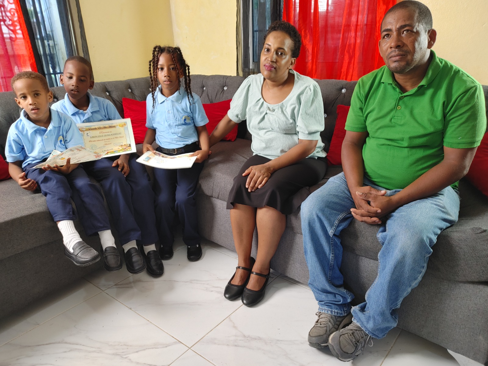 “Para este tiempo tenía que buscar 17,000 pesos para que mis hijos fueran a la escuela”, dice padre de estudiantes beneficiados con la utilería escolar