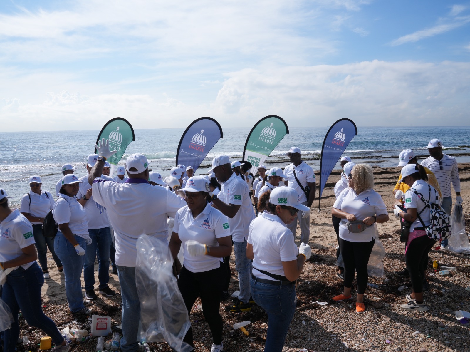 INABIE recolecta 1,000 libras de plástico en jornada de limpieza de playas