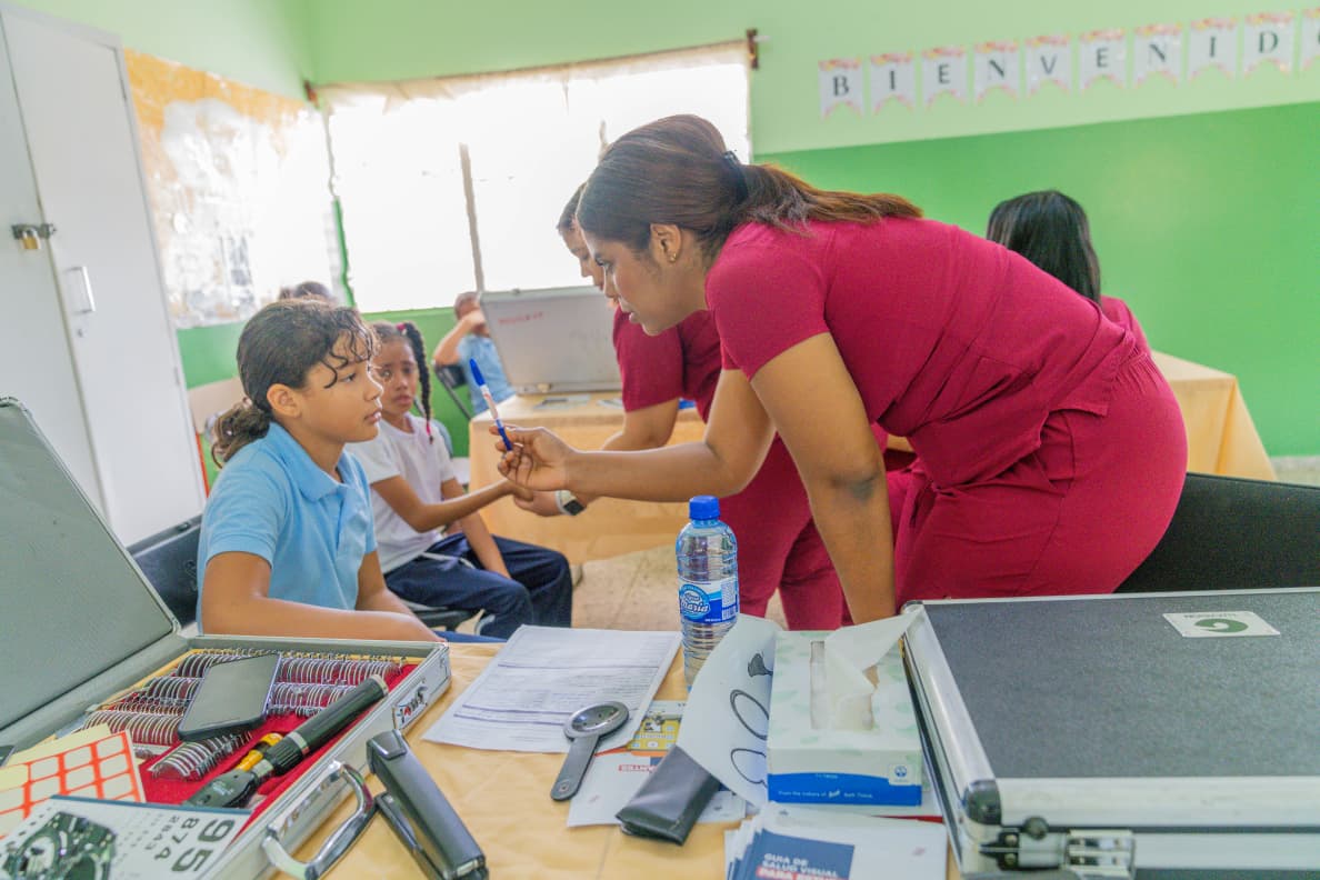 INABIE supera los 1,000 millones de raciones alimenticias y brinda atención en salud a más de 311,000 estudiantes en 2025