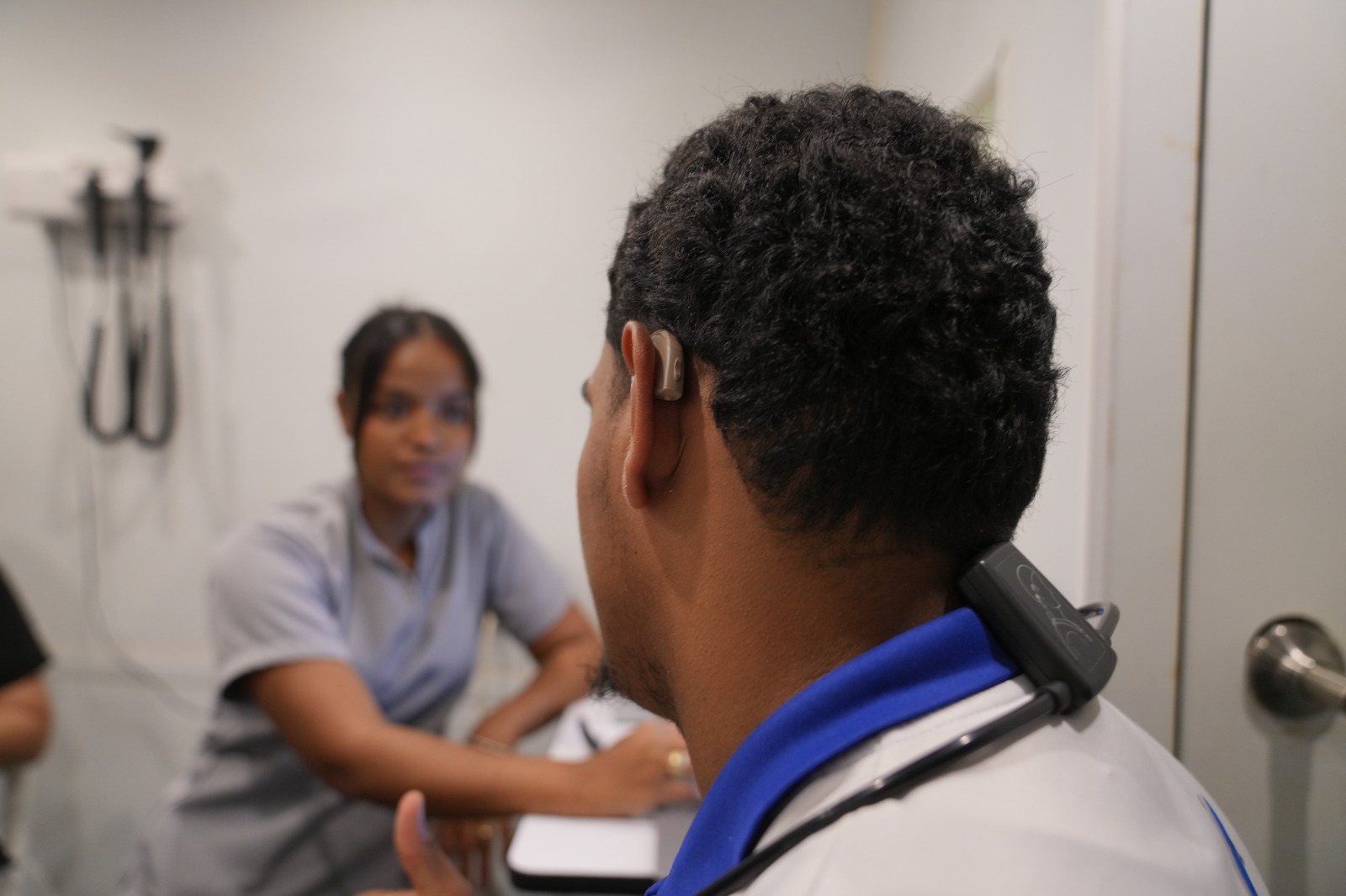 INABIE transforma vidas con la entrega de 60 dispositivos auditivos a estudiantes de la Escuela de Sordos de Puerto Plata